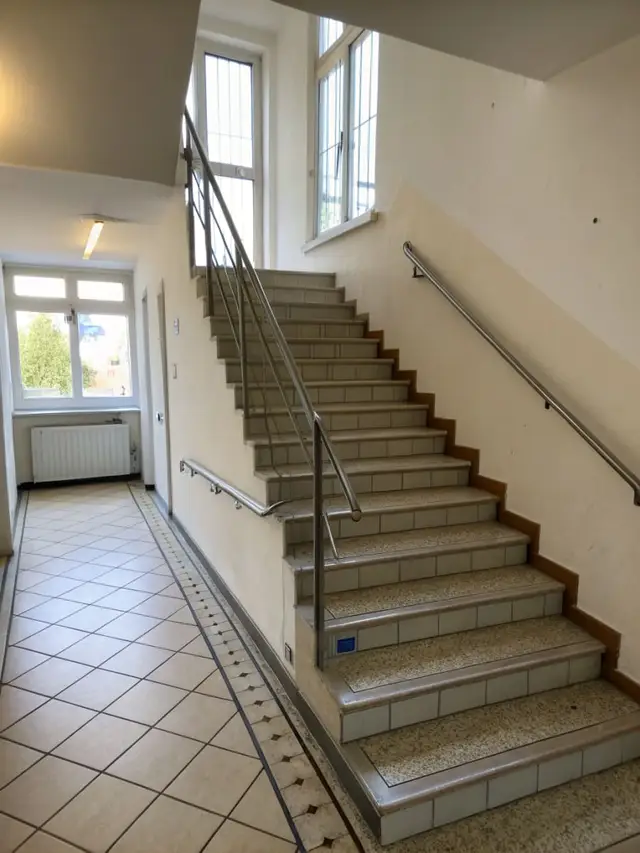 Gepflegtes Treppenhaus mit sauberen Stufen und Geländer